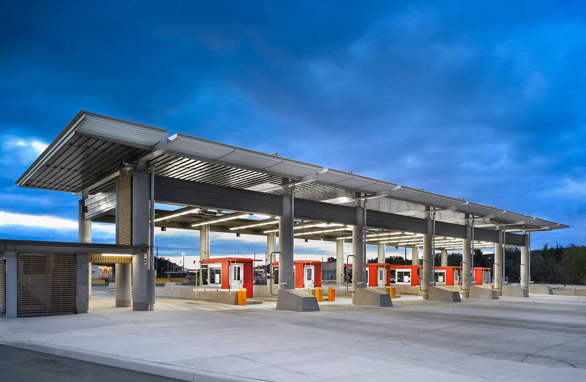 Queenston Plaza Border Crossing Complex Moriyama & Teshima Architects